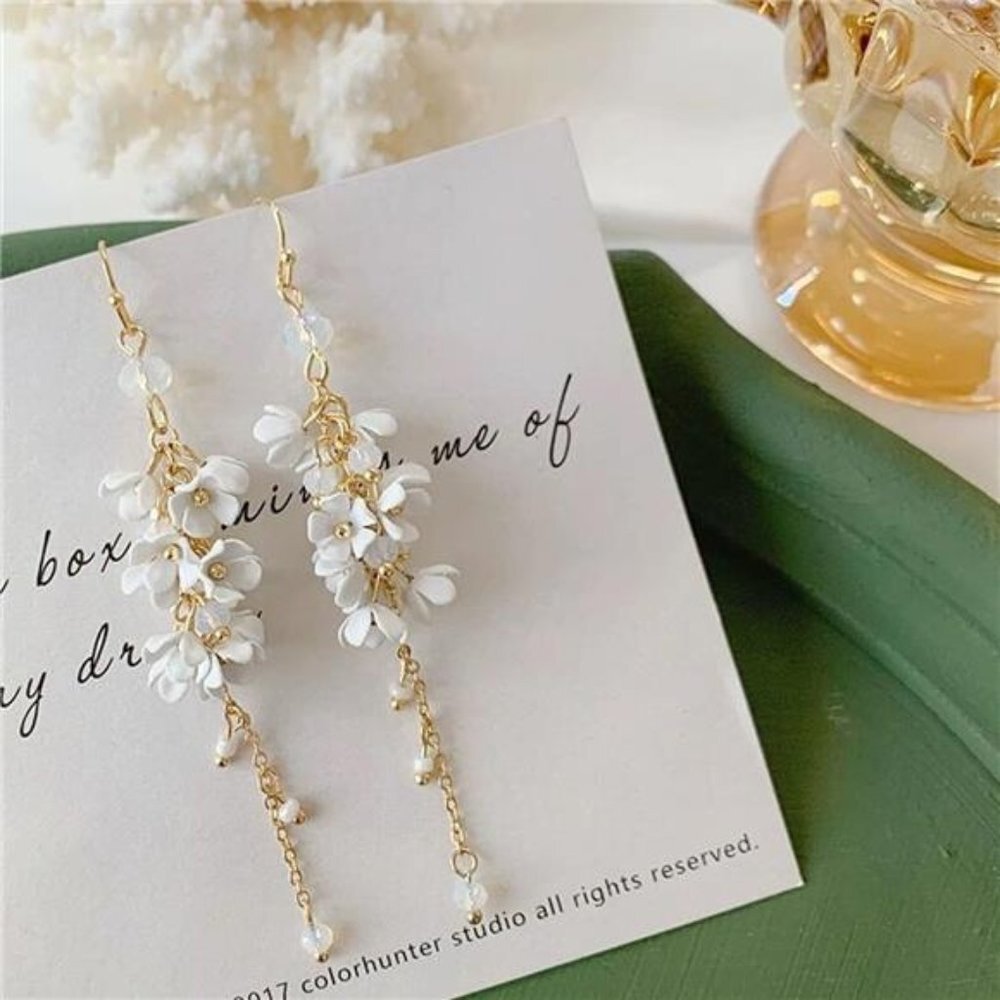 Boho White Flower Statement Stud Earrings Long 3D Petal Drop Dangle‎ Earrings - Picture 2 of 6